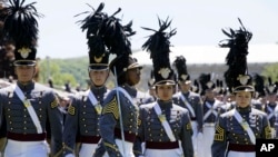 Кадет Изабелла Минтер и ее сокурсники на параде в Военной академии США, Вест-Пойнт, штат Нью-Йорк, 22 мая 2019 года