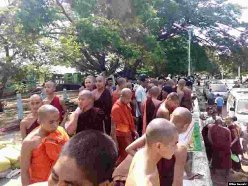 မံုရြာၿမိဳ႕မွာ ေရတားတမံေတြကို ကိုယ္ထူကိုယ္ထ တက္ညီလက္ညီ ပါဝင္လုပ္အားေပးေနတဲ့ မံုရြာၿမိဳ႕သူၿမိဳ႕သားမ်ား။ (ၾသဂုတ္လ ၂၊ ၂၀၁၅/ ဓာတ္ပံု မံုရြာသား)