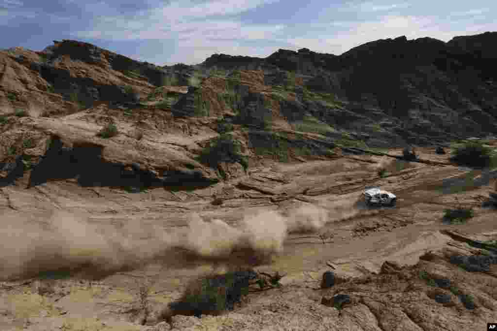 Mini driver Martin Kaczmarski of Poland and co-pilot Filipe Palmeiro of Portugal race during the fourth stage of the Dakar Rally between the cities of San Juan and Chilecito, Argentina, Jan. 8, 2014. 