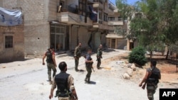 지난달 말 알레포 내 점령지역에서 순찰활동을 하고 있는 시리아 정부군 병사들. (자료사진)