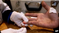 Seorang doktor mengambil darah untuk tes AIDS/HIV. (Foto: ilustrasi)
