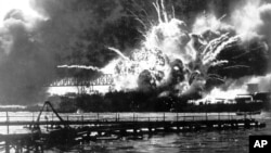 El 7 de diciembre de 1941 fuerzas japonesas ejecutaron un sorpresivo ataque a la base naval estadounidense de Pearl Harbor, Hawaii, lo que marcó el ingreso de EE.UU. a la Segunda Guerra Mundial.