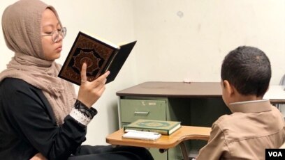 Huda Amin mengajar mengaji di Mustafa Center, masjid dan pusat komunitas Islam di Annandale, Virginia, Minggu (3/6).