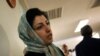 FILE - Aktivis hak asasi oposisi Iran Narges Mohammadi di Pusat Pembela Hak Asasi Manusia di Teheran, Iran, 25 Juni 2007.