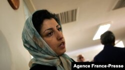 FILE - Aktivis hak asasi oposisi Iran Narges Mohammadi di Pusat Pembela Hak Asasi Manusia di Teheran, Iran, 25 Juni 2007.