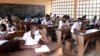 Des élèves portant des masques en classe, Lomé, 15 juin 2020. (VOA/Kayi Lawson) 