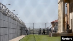 En su lucha por un cambio en la legislación penal criminal, asesores del ex presidente Barack Obama visitan el Reno Federal Correctional Institution en Oklahoma, el 16 de julio de 2015. 