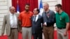 رئیس جمهوری فرانسه به افرادی که حمله در قطار را مهار کردند مدال اهدا کرد