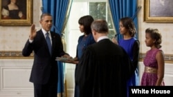 Babban jojin Amurka, John Roberts, yana rantsar da Shugaba Barack Obama a Fadar White House, Lahadi 20 Janairu, 2013.