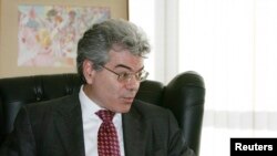 U.S. White House Coordinator for Weapons of Mass Destruction Gary Samore is seen talking with Brazil's Foreign Minister Celso Amorim (not in picture) during a meeting in Brasilia, Aug. 7, 2009.