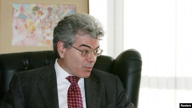 U.S. White House Coordinator for Weapons of Mass Destruction Gary Samore is seen talking with Brazil's Foreign Minister Celso Amorim (not in picture) during a meeting in Brasilia, Aug. 7, 2009.