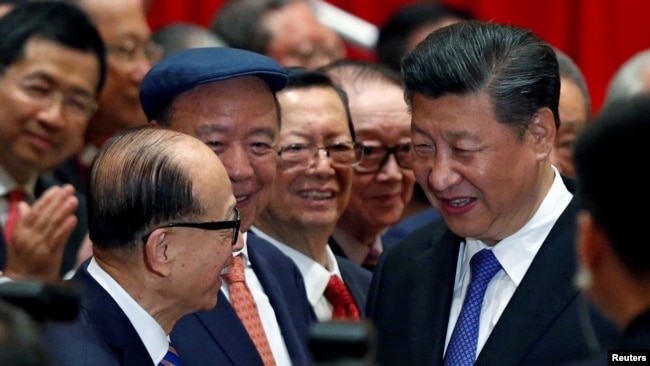 资料照:中国国家主席习近平与香港富豪李嘉诚(左)握手。(2017年6月30日)