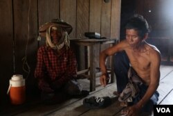 Former Khmer Rouge soldier So Samoeun and his wife, Marn Chantha, make a meager living selling scavenged plastic scraps. “If I knew he was Khmer Rouge, I wouldn’t have married him,” Chantha said in April. (Sun Narin/VOA Khmer)