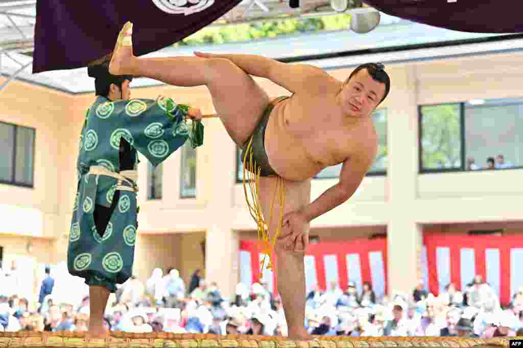 Seorang pegulat sumo ambil bagian dalam &#39;honozumo,&#39; sebuah seremoni tradisional sumo, di Kuil Yasukuni, Tokyo, Jepang. 