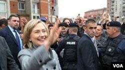 2010'da dönemin ABD Dışişleri Bakanı Hillary Clinton Kosova'yı ziyaret etmişti