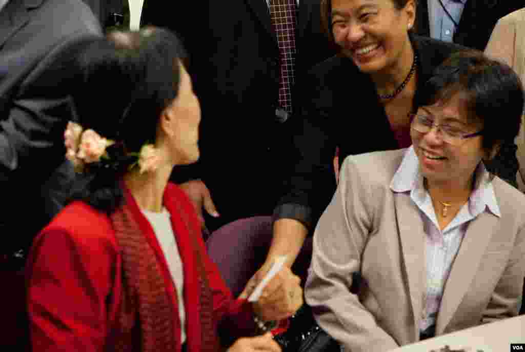Para jurnalis VOA Burma antusias menyambut Suu Kyi saat ia mengunjungi kantor biro mereka. (Alison Klein/VOA)