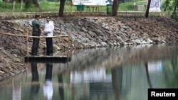 Presiden Joko Widodo ketika meninjau Situ Cisanti, sumber dari Sungai Citarum, di Bandung Selatan 22 Februari 2018 (Foto: Antara/Reuters).