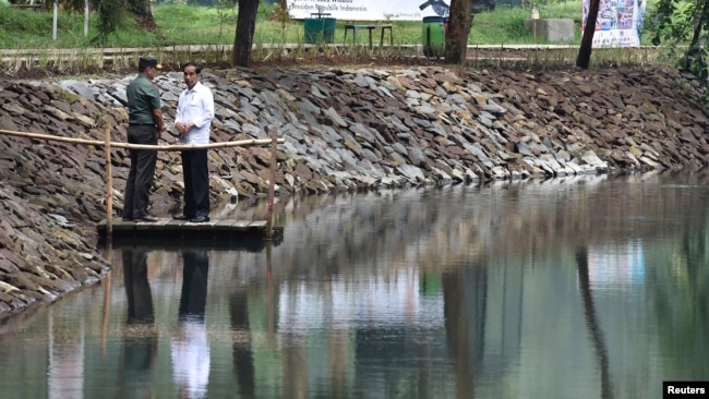 Presiden Joko Widodo ketika meninjau Situ Cisanti, sumber dari Sungai Citarum, di Bandung Selatan 22 Februari 2018 (Foto: Antara/Reuters).