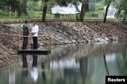 Presiden Joko Widodo ketika meninjau Situ Cisanti, sumber dari Sungai Citarum, di Bandung Selatan 22 Februari 2018 (Foto: Antara/Reuters).