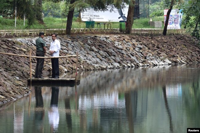 Presiden Joko Widodo ketika meninjau Situ Cisanti, sumber dari Sungai Citarum, di Bandung Selatan 22 Februari 2018 (Foto: Antara/Reuters).
