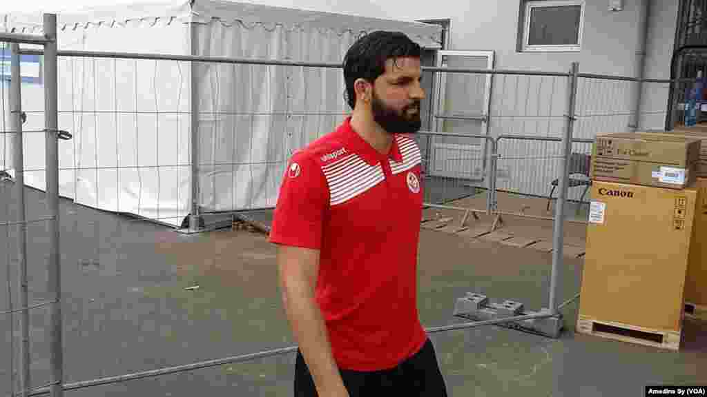 Le défenseur de la Tunisie Syam Ben Youssef se promené au stade de Franceville, Gabon, 14 janvier 2017. (VOA/Amedine Sy)