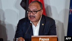 ນາ​ຍົກ​ລັດ​ຖະ​ມົນ​ຕີ ປາ​ປົວ ນິວ ກີ​ນີ ທ່ານ ປີ​ເຕີ ໂອ​ນຽ​ລ ກ່າວ​ຄຳ​ປາ​ໄສ ຢູ່​ພິ​ທີ​ເຊັນ​ສັນ​ຍາ​ໂຄງ​ການ​ໄຟ​ຟ້າ ໃນ​ລະ​ຫວ່າງກອງ​ປະ​ຊຸມ APEC. 18 ພະ​ຈິກ, 2018.