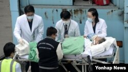 중국에 남은 유일한 한국 국적의 위안부 피해자인 하상숙 할머니가 지난 10일 병상에 누운 채 인천국제공항을 통해 입국하고 있다. 대한항공 여객기에서 구급차로 이동하기 위해 의료진과 승무원들이 준비하고 있다. 