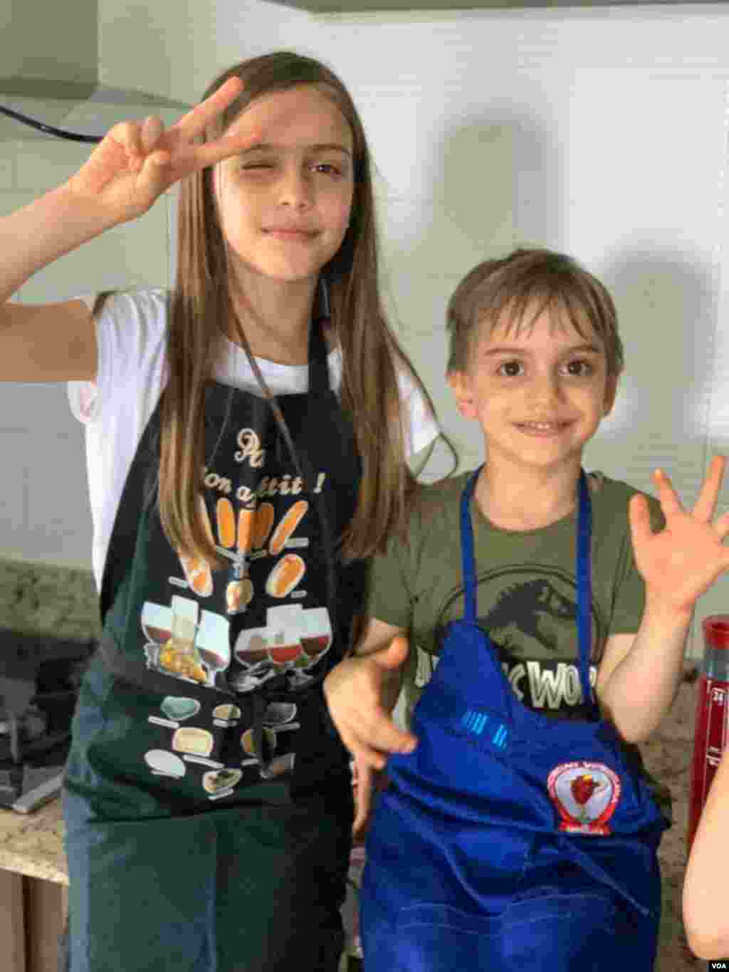 "Entre semana este es nuestro reto: hacer todo lo que hacíamos fuera de casa y no morir en el intento. Pero los fines de semana nos damos espacios para probar cosas nuevas o repetir las viejas que nos encantan como hacer pizza, galletas, tortas; juegos de mesa, dance party con los niños, hacer ejercicios con familiares en otros países por zoom", explica esta madre venezolana.