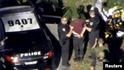 Polisi menangkap seorang tersangka pasca insiden penembakan di Parkland, Florida, Rabu (14/2). 