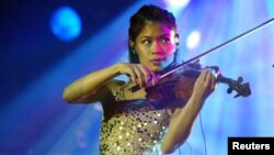 Pemain biola pop Vanessa-Mae dalam salah satu penampilan di Cape Town, Afrika Selatan. (Foto: Dok)