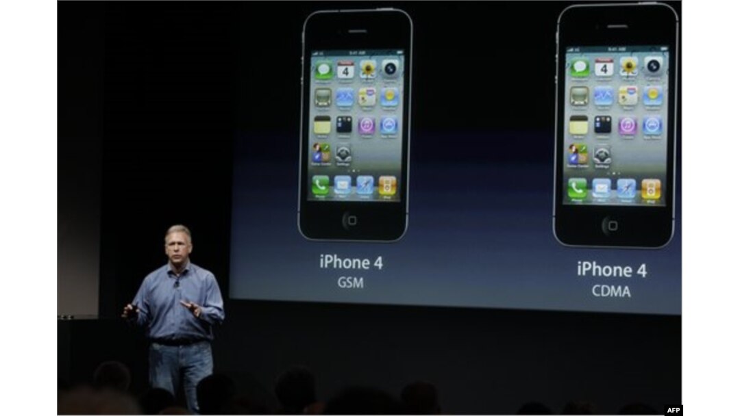 Phil Schiller iPhone 4S modelini tanıtırken (4 Ekim 2011)