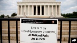 2013年10月1日，首都华盛顿的林肯纪念堂外的公告上写着：“由于联邦政府关闭，国家公园关门”。