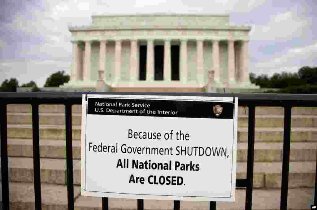 1일 미국 연방정부의 부분폐쇄로 대부분 정부기관이 임시휴업에 들어간 가운데, 워싱턴DC에 위치한 링컨기념관 앞에 출입을 제한하는 푯말이 걸려있다.