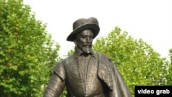 Sir Walter Raleigh statue