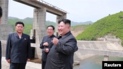 El líder norcoreano, Kim Jong Un, visita la Estación de Energía Kumyagang No. 2 en Corea del Norte el 4 de mayo de 2019, foto suministrada por la Agencia Central de Noticias de Corea. 