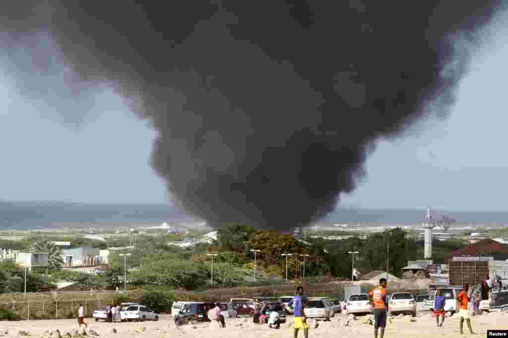 Dark smoke rises above Aden Abdule International Airport in Somalia's capital Mogadishu, August 9, 2013.