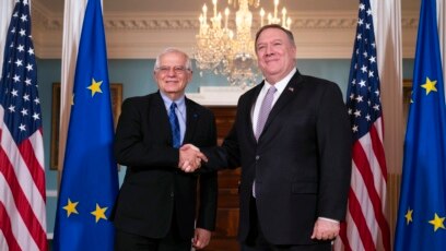 Ngoại trưởng Mỹ Mike Pompeo bắt tay Đại diện cấp cao EU đặc trách chính sách đốii ngoại và An ninh Josep Borrell Fontelles ngày 7/2/2020 tại Bộ Ngoại giao Mỹ ơ Washington. (AP Photo/Kevin Wolf) 