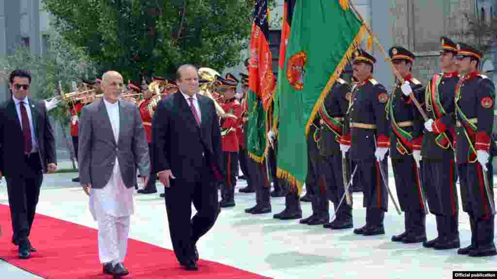 افغانستان پہچنے پر وزیراعظم نواز شریف کو گارڈ آف آنر بھی پیش کیا گیا۔