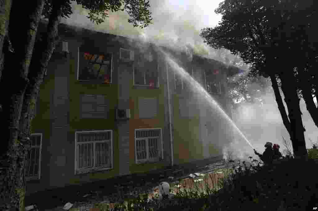 Пожежники гасять пожежу після обстрілу. Донецьк.