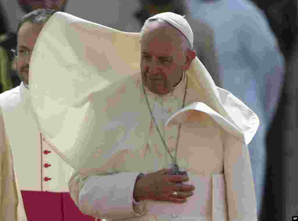 پاپ فرانسیس در امارات مورد استقبال رسمی مقامات این کشور قرار گرفت. او ضمن آرزوی صلح در یمن، خواستار برگزاری گفتگو به جای جنگ ها شد. 
