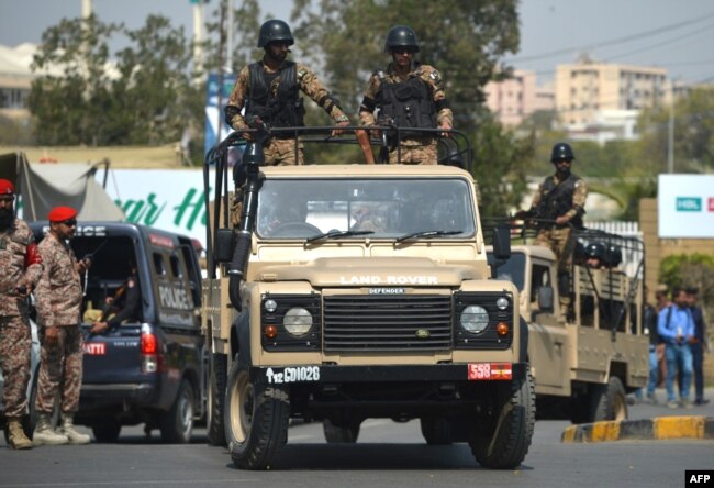 پاکستان میں سابق حکومتوں کی جانب سے کئی مواقع پر فوج کی خدمات حاصل کی جاتی رہی ہیں۔