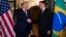Tổng thống Mỹ Donald Trump bắt tay với Tổng thống Brazil Jair Bolsonaro, 7/3, tại Palm Beach, Florida