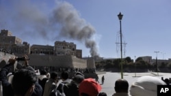 5일 예멘 사나에 위치한 국방부 단지에서 자살 폭탄 테러가 발생한 가운데, 사건 현장에서 연기가 올라오고 있다.