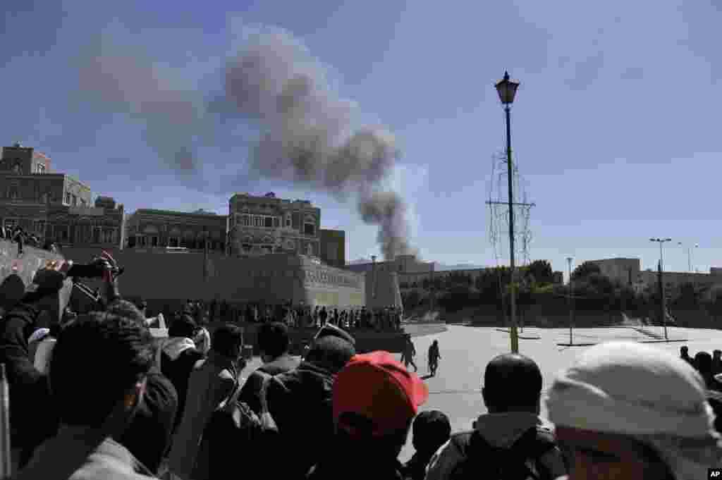 Smoke raises after an explosion at the Defense Ministry complex in Sana'a, Dec. 5, 2013.