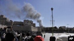 Smoke raises after an explosion at the Defense Ministry complex in Sana'a, Dec. 5, 2013.