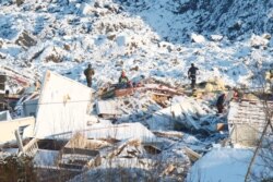Tim SAR melakukan pencarian korban di lokasi longsor di Ask, Norwegia 4 Januari 2021. (NTB / Terje Pedersen via REUTERS)
