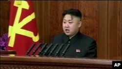  ທ່ານ Kim Jong Un ກ່າວຄໍາປາໄສຄັ້ງທໍາອິດໃນວັນຂຶ້ນປີໃໝ່ ຮຽກຮ້ອງໃຫ້ປະເທດສຸມໃສ່ການປັບປຸງເສດຖະກິດ, ການພັດທະນາອາວຸດທີ່ກ້າວໜ້າທັນສະໄໝ ໃນວັນທີ 1 ມັງກອນ, 2013.