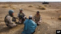 Фото: Морські піхотинці США спілкуються з афганцем через перекладача, 2009 рік