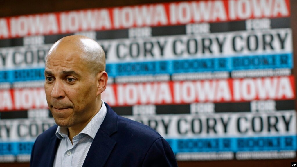 En esta foto de archivo se ve Cory Booker, demócrata de Nueva Jersey, durante un acto de campaña en Mount Vernon, Iowa, el 9 de enero de 2020.