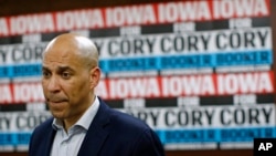 En esta foto de archivo se ve Cory Booker, demócrata de Nueva Jersey, durante un acto de campaña en Mount Vernon, Iowa, el 9 de enero de 2020.